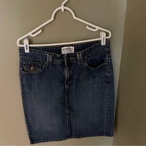 Levi’s signature denim skirt size 8